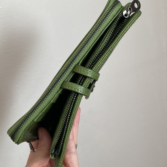 Pea green wallet with plenty of compartments leather clasp zippers - Picture 5 of 9